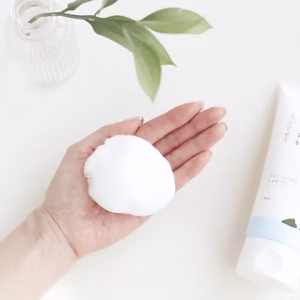 1025 Dokdo Cleanser – Round Lab | Limpiador facial espumoso suave e hidratante